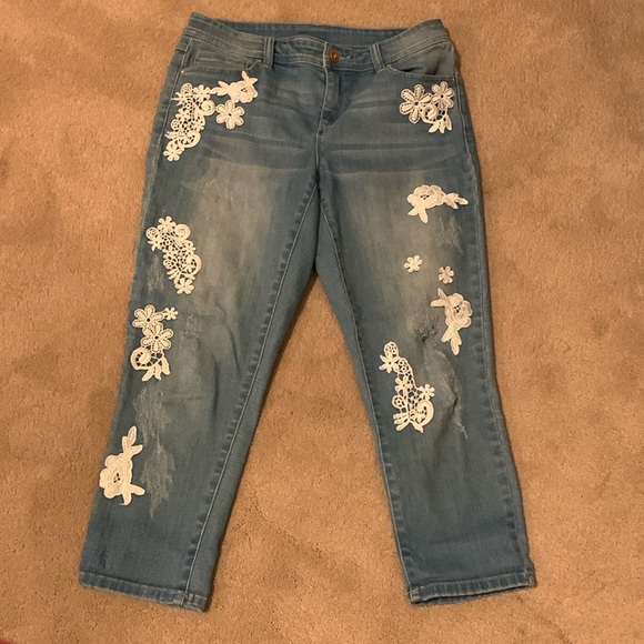 Reunion Distressed Capri Jeans with Appliqués in Size 8 - Picture 2 of 8